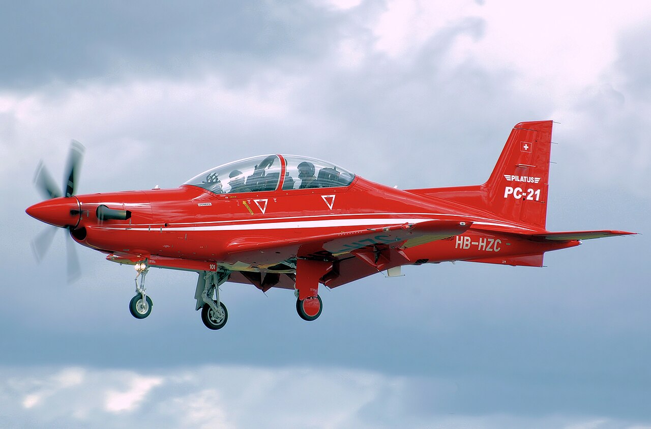 Pilatus pc-21 hb-hzc lands arp.jpg